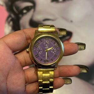 NEW GENEVA WATCH PLASTIC STILL ON IT NEED BATTERY!!!!⌚️